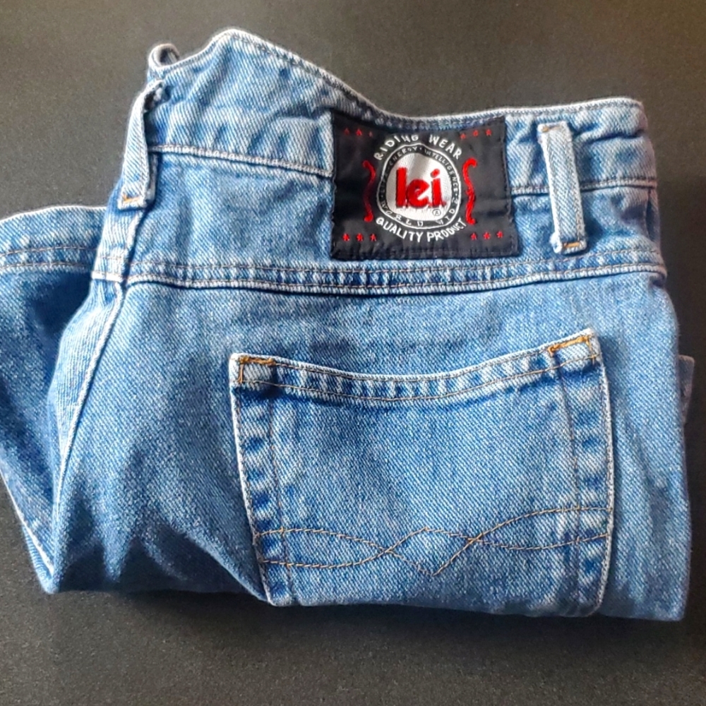 Women's blue jeans.